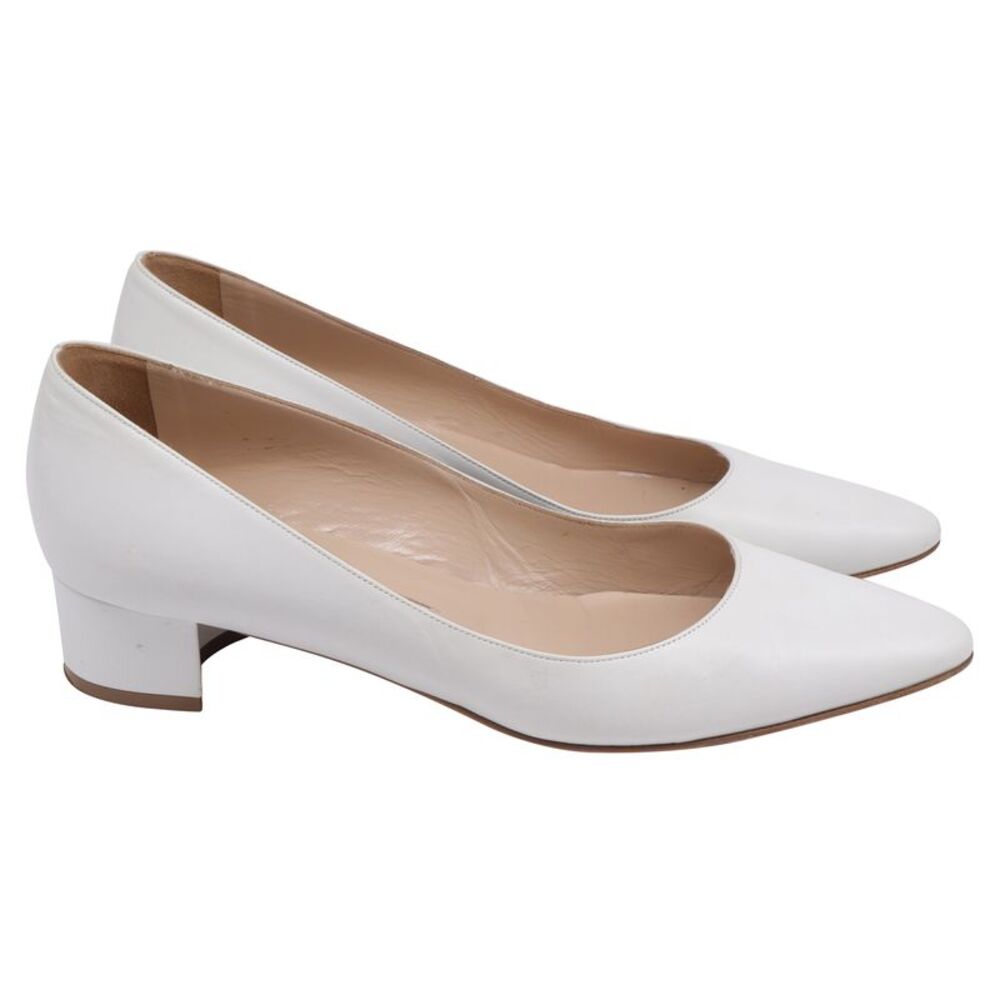 Manolo Blahnik Pointed-Toe Low-heeled Pumps in White Leather